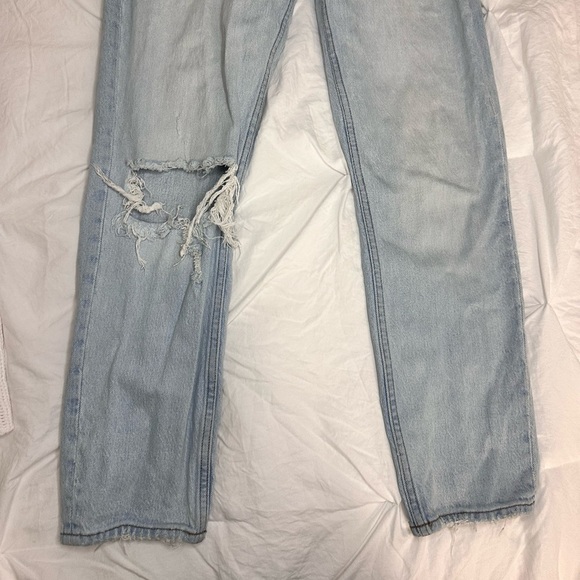 Abercrombie & Fitch High Rise Distressed Mom Jean in Light Wash Size 25 - Picture 10 of 13
